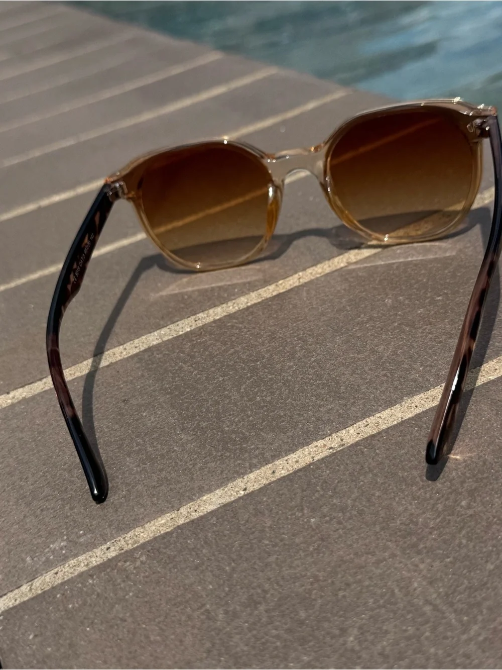 Women’s Brown Gradient Round Sunglasses